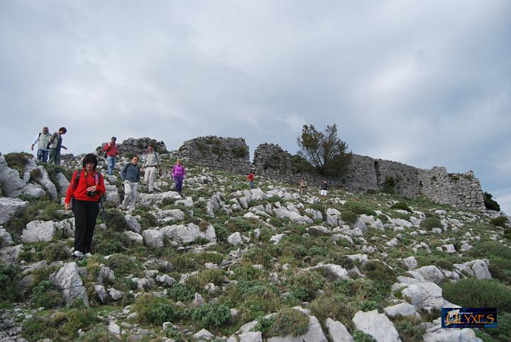 discesa con ruderi del castello maggiore di scala.JPG